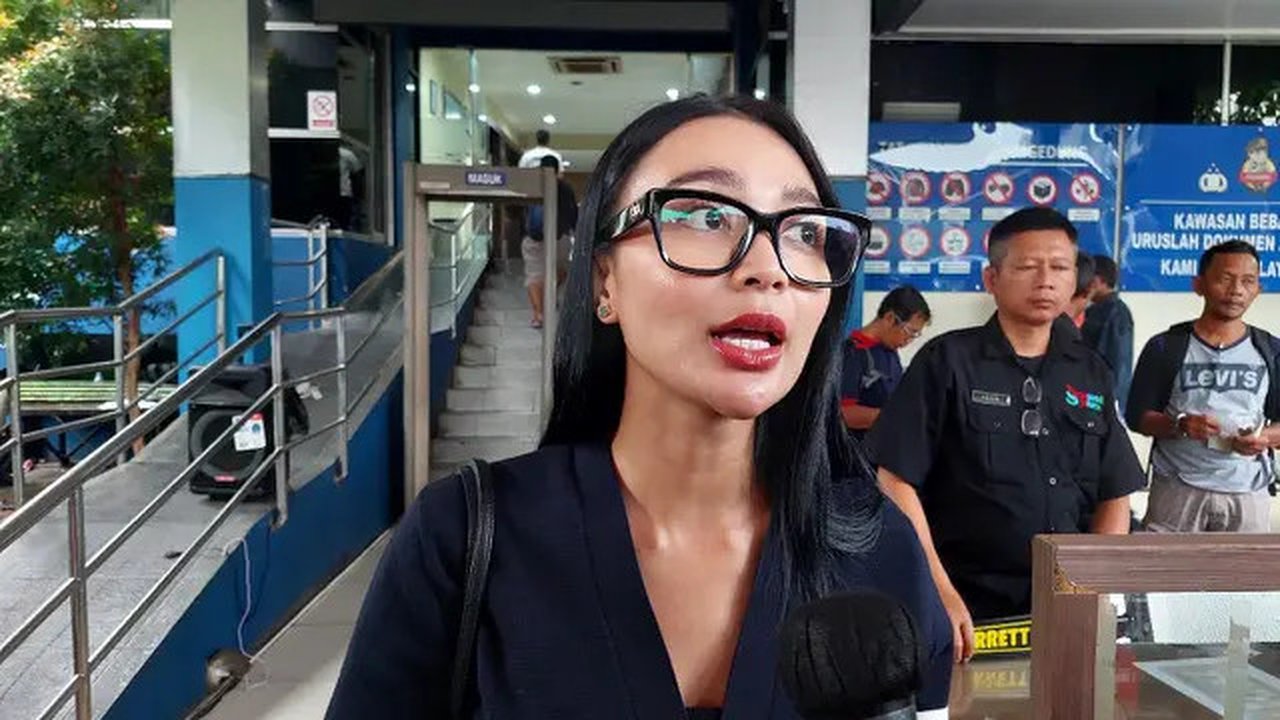 Wika Salim mendatangi Polda Metro Jaya, menindaklanjuti dugaan penipuan dan penggelapan. Didampingi kuasa hukum, ia melaporkan bekas manajer.