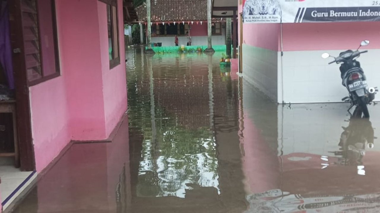 Banjir Terendam Dua Sekolah di Klaten, Siswa Belajar di Rumah