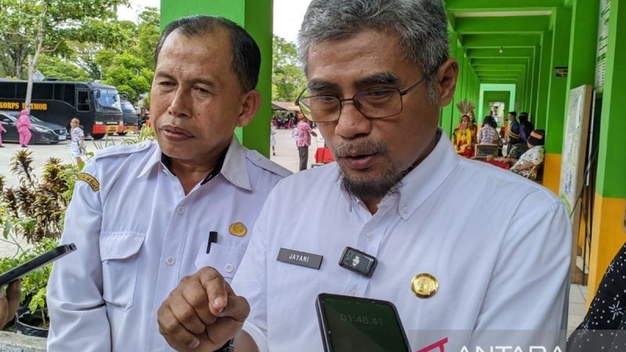 Dinas Pendidikan Palangka Raya melarang penjualan buku pelajaran, seragam, dan LKS di sekolah negeri, membebankan tanggung jawab pembelian kepada orang tua, dan menegaskan sanksi bagi pelanggar.