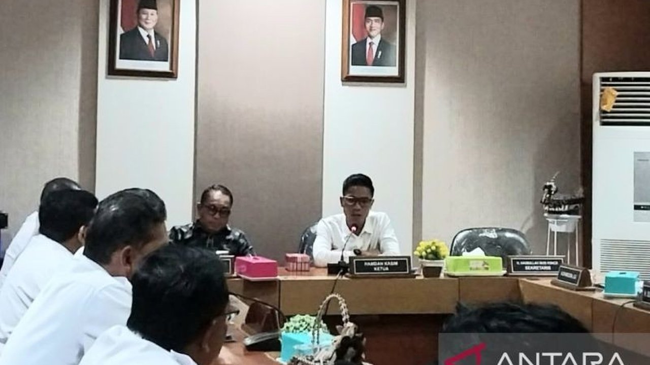 Renovasi Masjid Hubbul Wathan Islamic Center di Mataram, NTB, molor hingga 40%, sehingga kontraktor didenda Rp220 juta dan terancam pemutusan kontrak jika tidak selesai tepat waktu.
