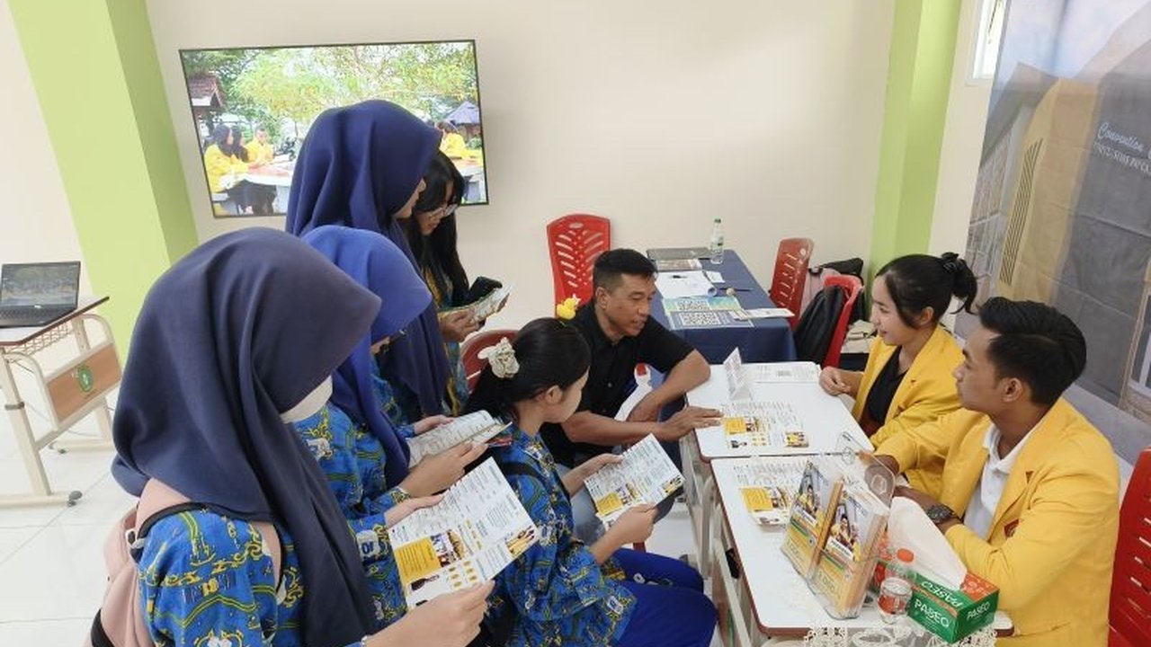 Ekspo Perguruan Tinggi SMAN 10 Pontianak menghadirkan 30 kampus ternama dari seluruh Indonesia, memberikan siswa informasi dan kesempatan bertemu langsung perwakilan kampus.