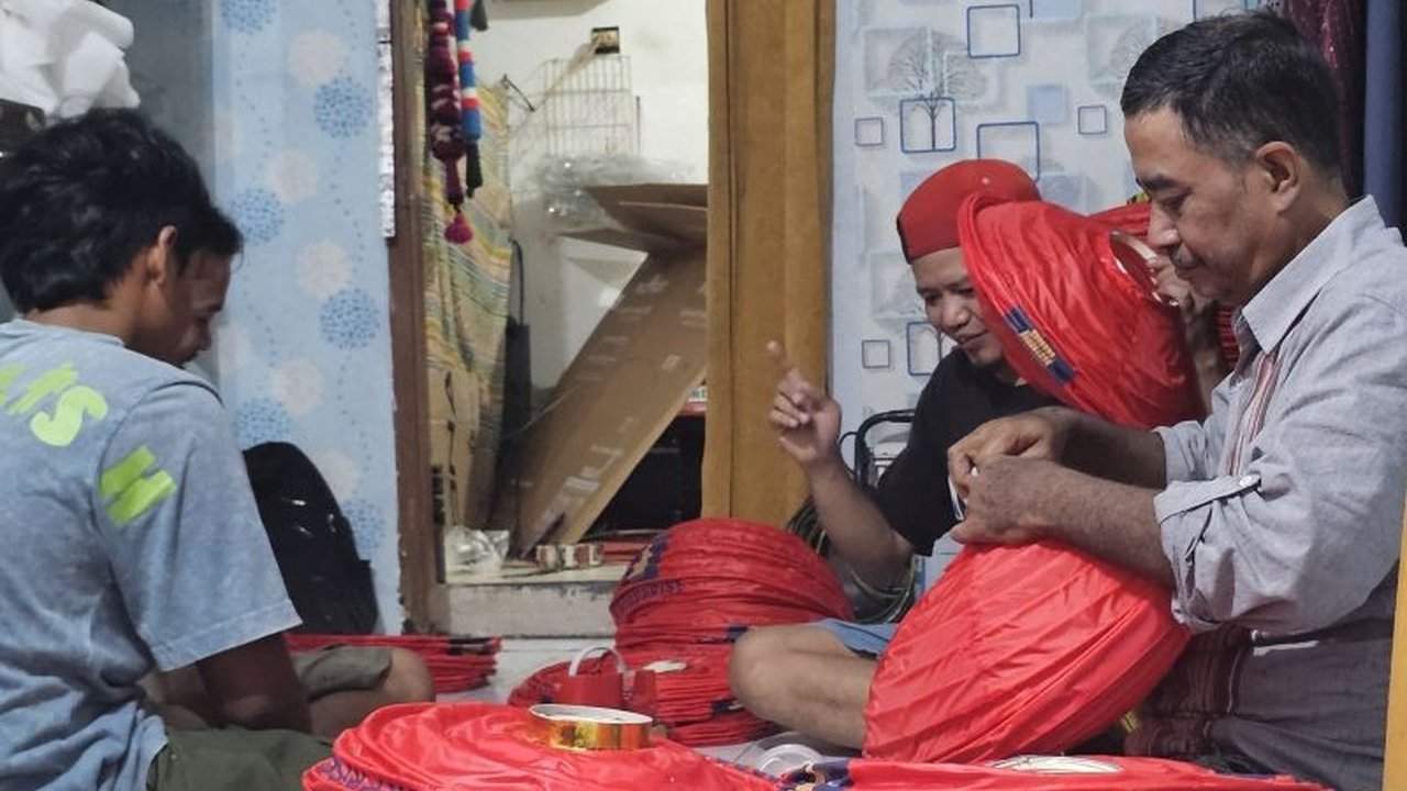 Menjelang Imlek 2025, perajin lampion di Malang, Jawa Timur, menerima lonjakan pesanan hingga 20-30 persen dibandingkan tahun sebelumnya, terutama model lampion bola dan kapsul yang sedang tren.