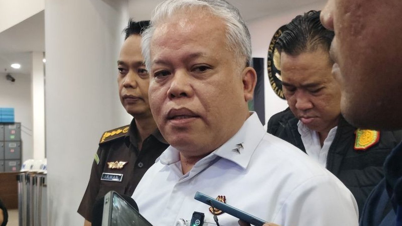 Kejaksaan Agung tengah memburu ASB, Direktur Utama PT Kebun Tebu Mas, tersangka kasus korupsi impor gula tahun 2015-2016 yang telah ditetapkan sebagai tersangka namun mangkir dari panggilan penyidik, sementara satu tersangka lain berhasil ditangkap.