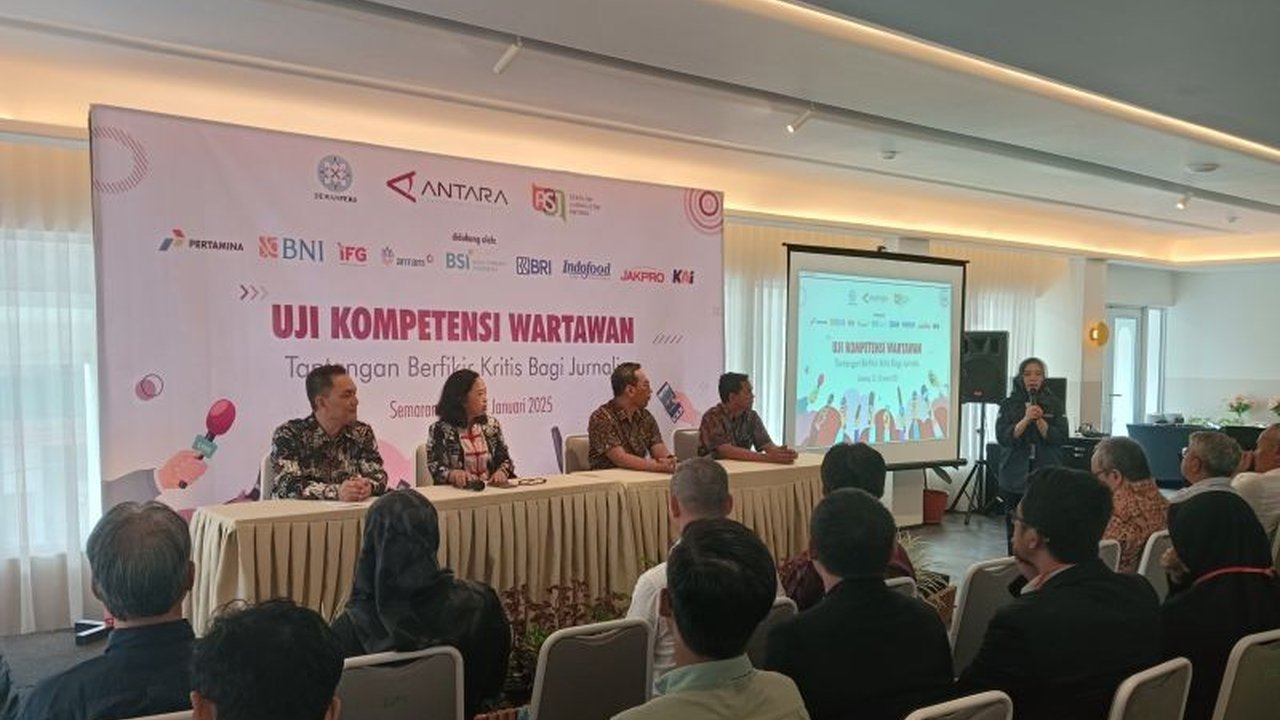 Puluhan jurnalis ikuti Uji Kompetensi Wartawan (UKW) di Semarang untuk meningkatkan kompetensi dan profesionalisme, menjawab tantangan jurnalisme di era digital.