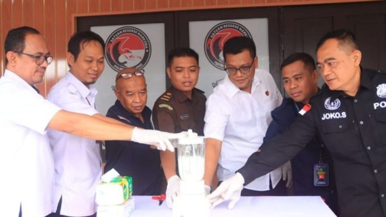 Polres Tabalong memusnahkan barang bukti 46,23 gram sabu dan ekstasi dari lima tersangka penyalahgunaan narkoba pada periode 1 November 2024 hingga 8 Januari 2025 di Tanjung, Kalimantan Selatan.