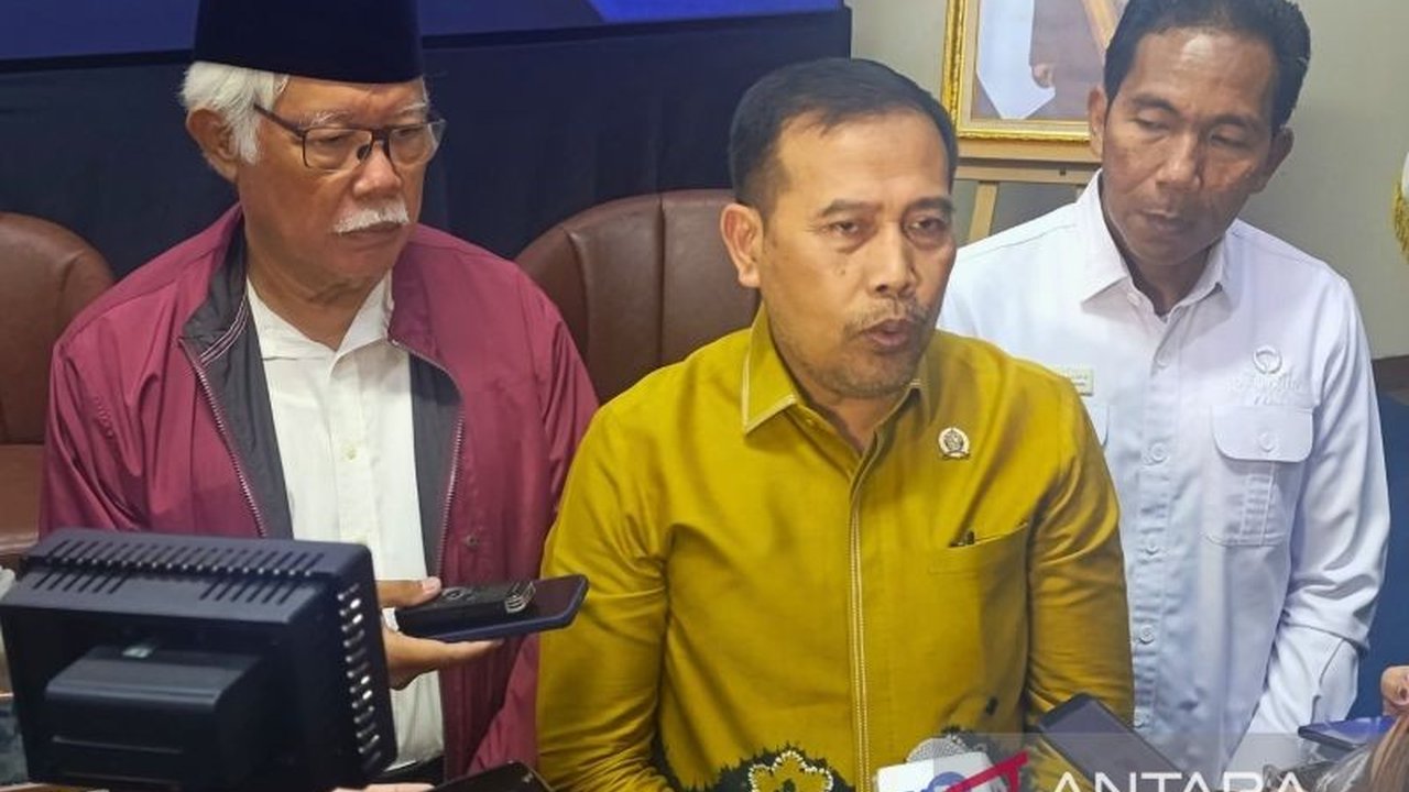 Ombudsman Republik Indonesia memeriksa dua perusahaan dan pihak terkait atas potensi malaadministrasi penerbitan SHGB pagar laut Tangerang sepanjang 30,16 kilometer yang merugikan nelayan hingga miliaran rupiah.