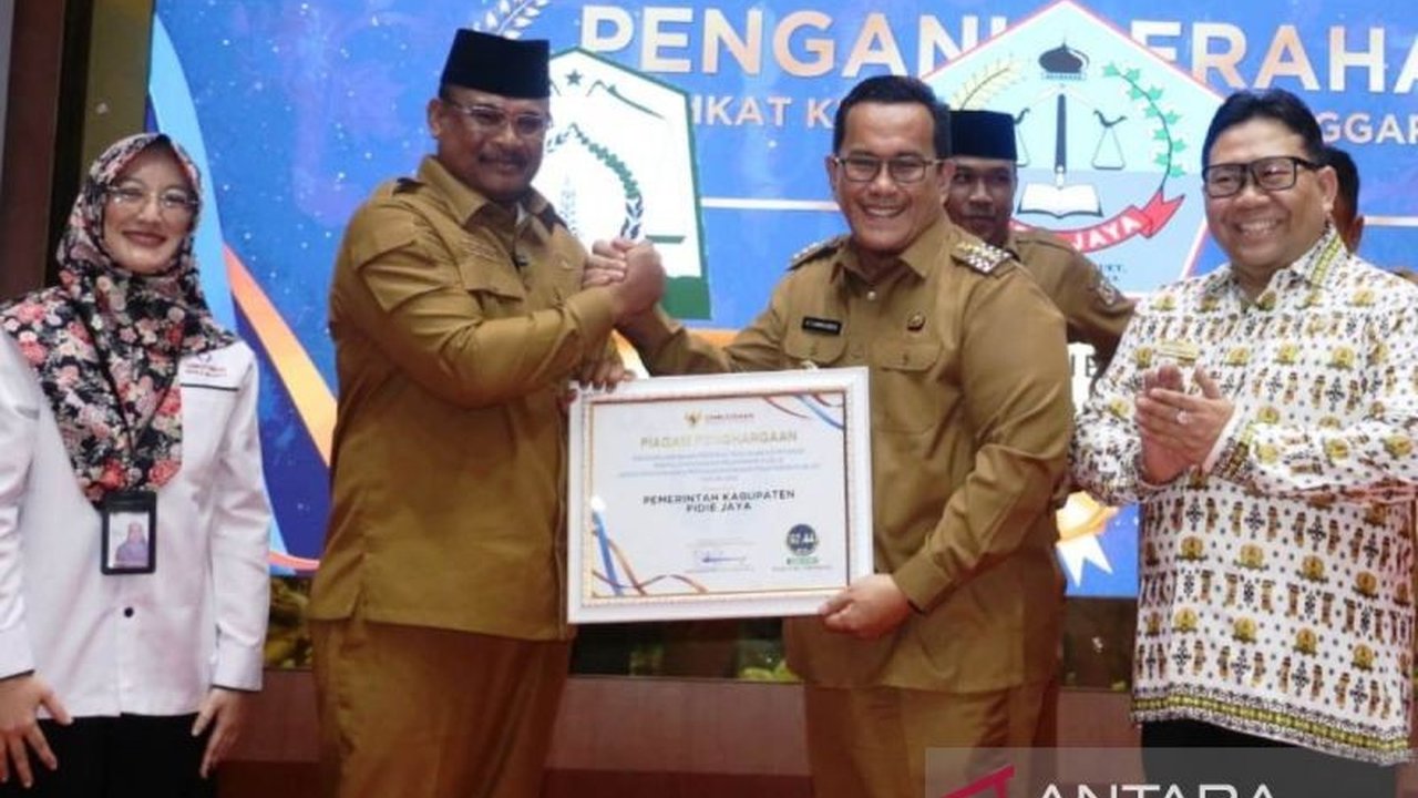 Pidie Jaya, Aceh, berhasil meraih peringkat pertama predikat kepatuhan pelayanan publik tahun 2024 dari Ombudsman berkat komitmen tinggi dan pelayanan prima kepada masyarakat.