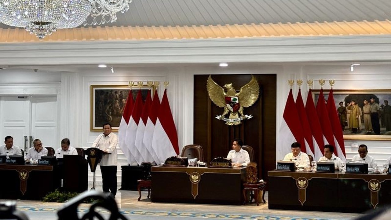 Presiden Prabowo Subianto menekankan perayaan HUT kementerian/lembaga agar dirayakan sederhana untuk menghemat anggaran negara dan mengurangi perjalanan dinas, serta memastikan pengawasan anggaran yang ketat.