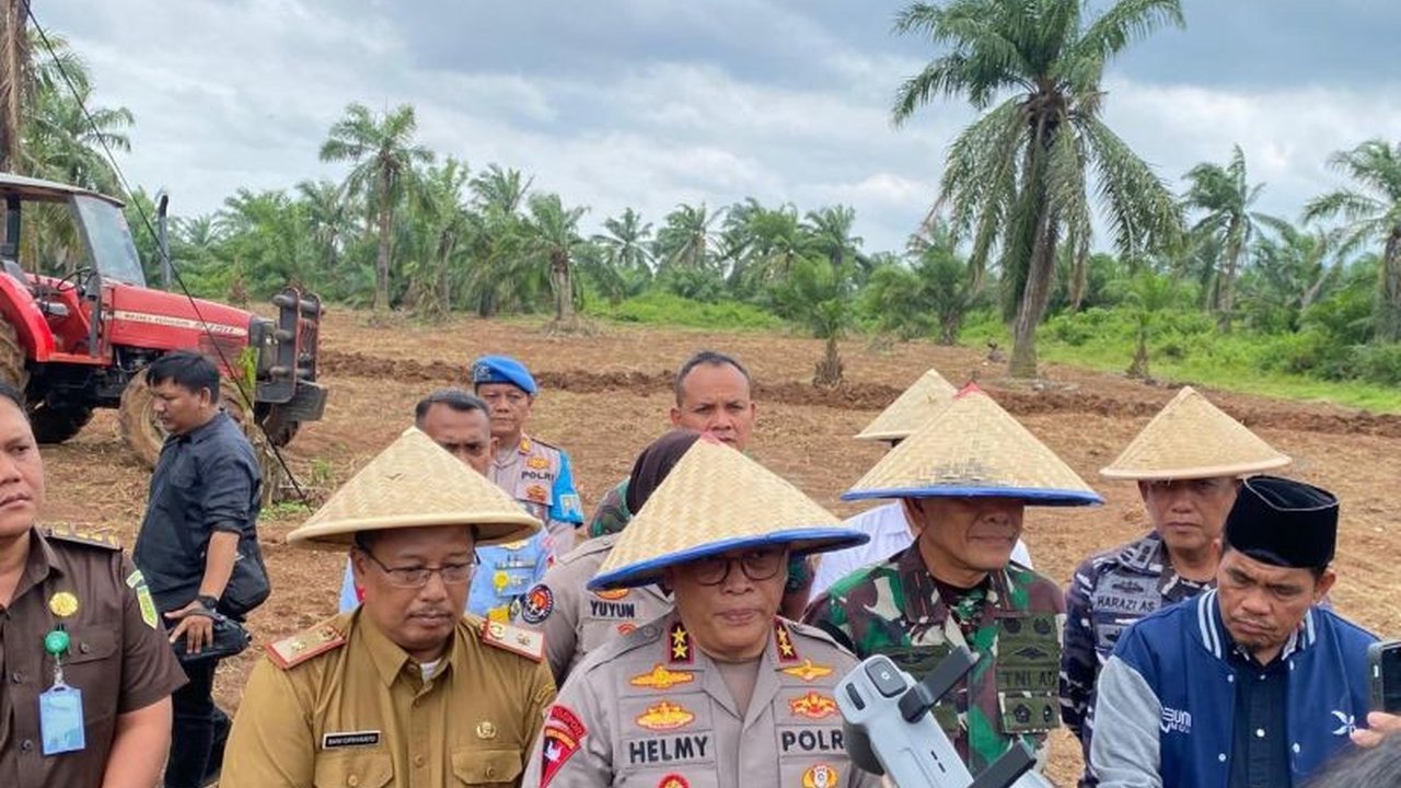 Polda Lampung bersama jajarannya menanam ratusan kilogram bibit jagung di lahan seluas hampir 3000 hektar untuk mendukung ketahanan pangan dan swasembada pangan nasional, selaras dengan visi Indonesia Emas.