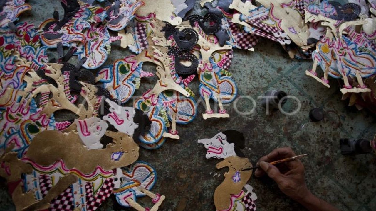 Kemenkumham DIY menargetkan wayang tatah sungging dari Wukirsari, Bantul mendapatkan sertifikasi Indikasi Geografis pada 2025 untuk melindungi secara hukum, meningkatkan nilai ekonomi, dan memperkuat identitas budaya lokal.