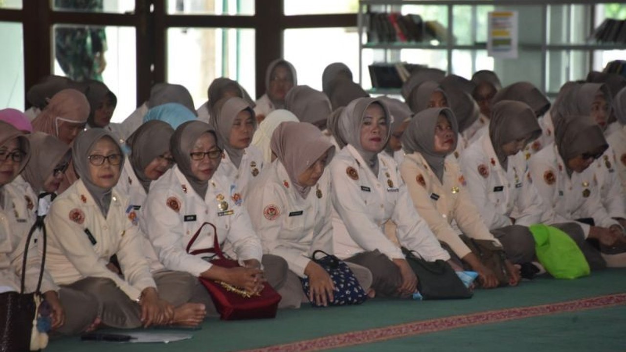 Akademi Militer (Akmil) Magelang menggelar siraman rohani bagi Kowad, PNS perempuan, dan anggota Persit Akademi Militer pada Januari 2025 untuk memperkuat nilai spiritual, moral, dan kebersamaan.