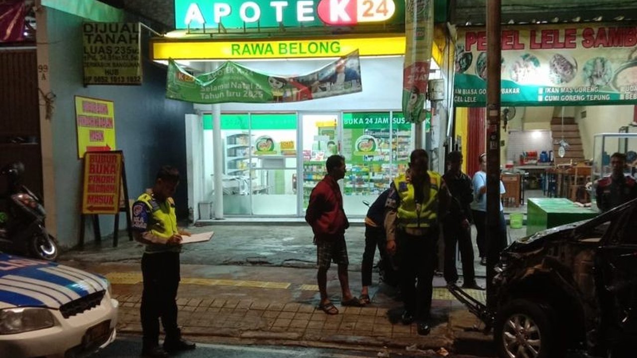 Seorang pria, TR, meninggal dunia setelah terlibat kecelakaan dengan mobil dinas TNI di Palmerah, Jakarta Barat; pengemudi mobil dinas, MSK, juga mengalami luka dan saat ini tengah dirawat di rumah sakit.