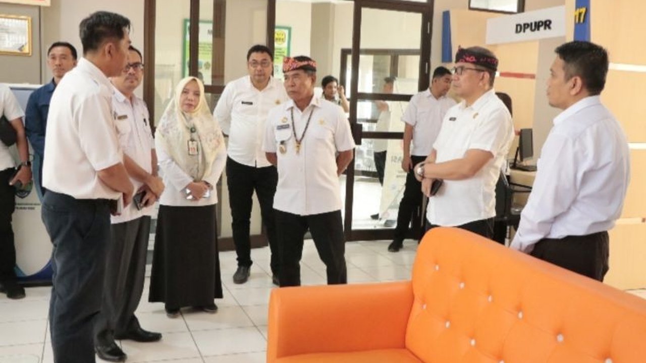 Gubernur Kaltara, Zainal Arifin Paliwang, meninjau Mal Pelayanan Publik (MPP) Bulungan dan memastikan tidak ada pungli, serta mendorong peningkatan kecepatan layanan dengan perbaikan infrastruktur internet.