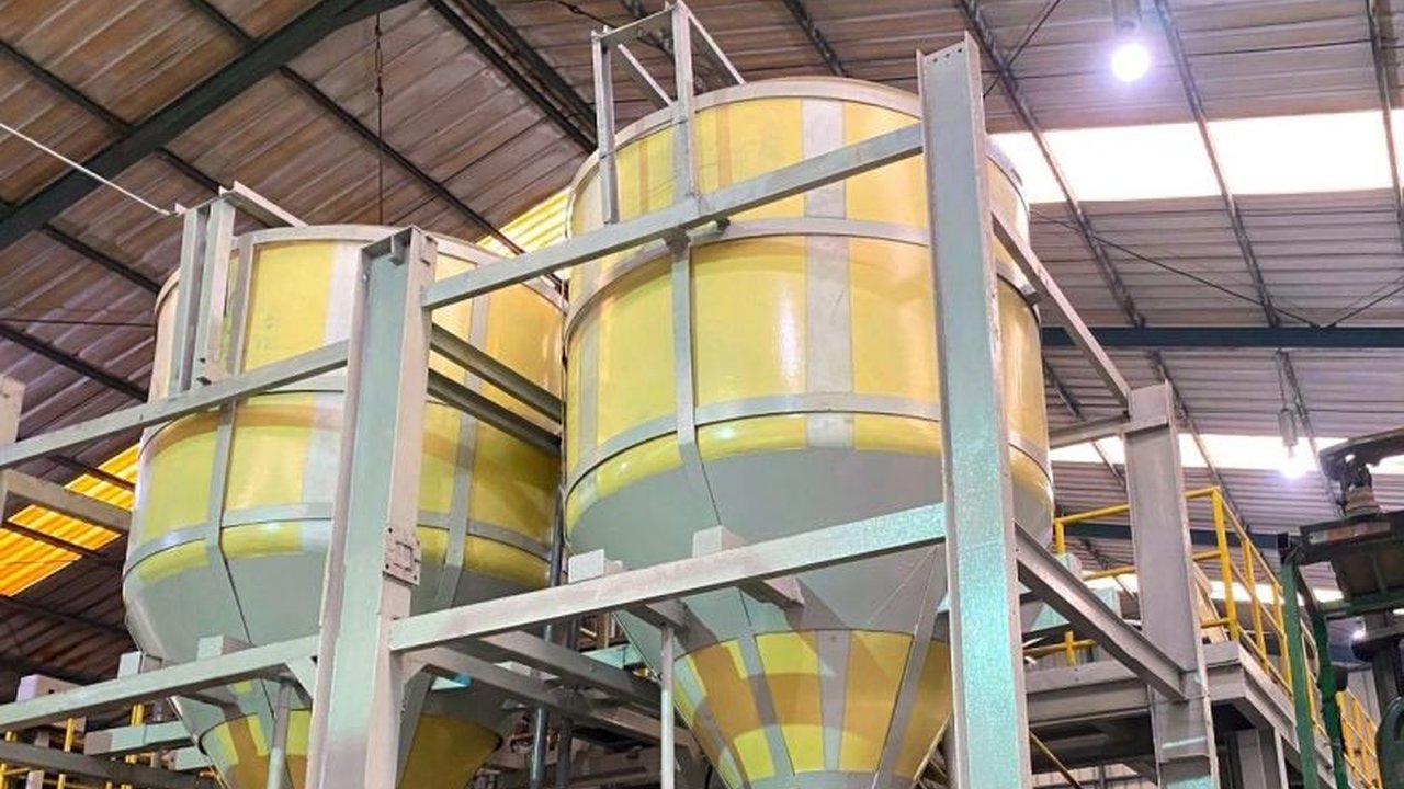 Asosiasi Penambang Nikel Indonesia (APNI) menolak kebijakan pemerintah yang memprioritaskan ormas keagamaan dan universitas dalam pengelolaan tambang, meminta agar prosesnya dilakukan secara lelang terbuka dan adil.