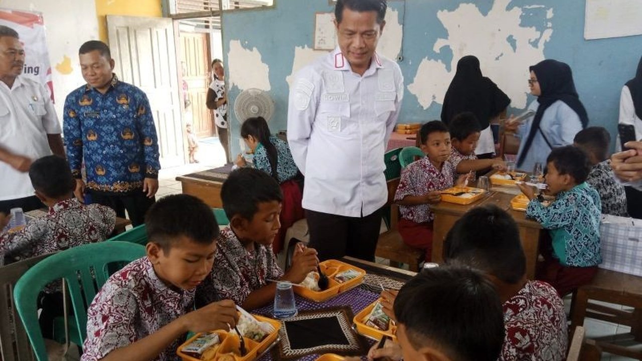 Lembaga Pemasyarakatan Tanjungpandan, Bangka Belitung, bekerja sama dengan pihak kepolisian dan TNI memberikan makan bergizi gratis kepada 60 pelajar SDN 11 Badau sebagai bentuk program pemasyarakatan yang berdampak pada masyarakat.