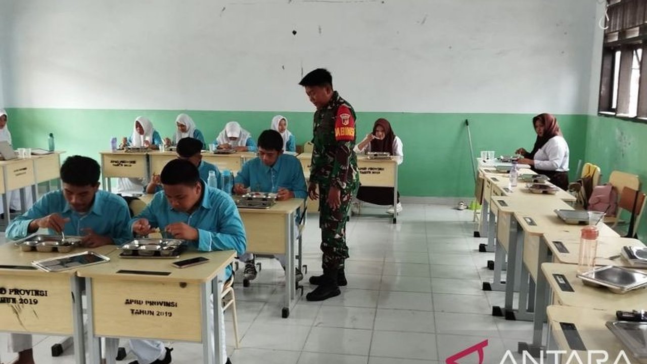 Kodim 1304 Gorontalo mengawasi penyaluran Makan Bergizi Gratis (MBG) dari BGN untuk 2.892 siswa di 14 sekolah di Gorontalo, bertujuan meningkatkan gizi dan kesehatan anak-anak.