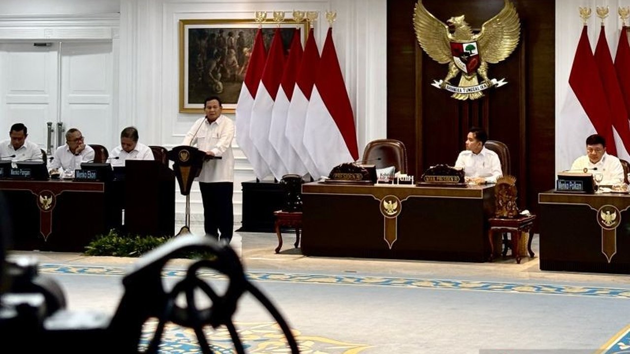 Presiden Prabowo Subianto memimpin sidang kabinet dan memberikan apresiasi positif atas kinerja para menteri dan wakil menteri Kabinet Merah Putih setelah tiga bulan bekerja.