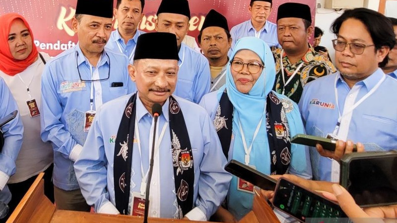 Wakil Bupati Situbondo, Nyai Khoirani, resmi menggantikan Bupati Karna Suswandi setelah ditahan KPK terkait dugaan gratifikasi proyek di Dinas PUPP Kabupaten Situbondo tahun 2021-2024.