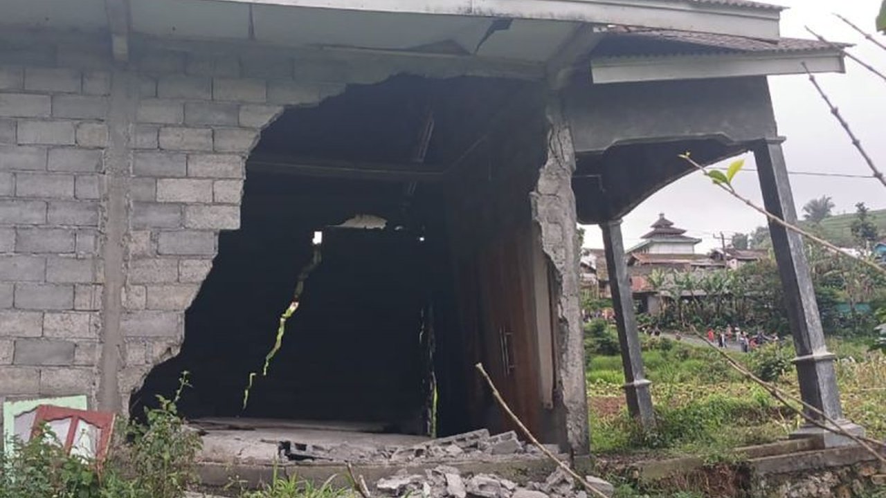 Hujan lebat di Banjarnegara menyebabkan tanah bergerak di Desa Ratamba, memaksa 41 warga mengungsi sementara BPBD mendirikan posko pemantauan dan dapur umum.