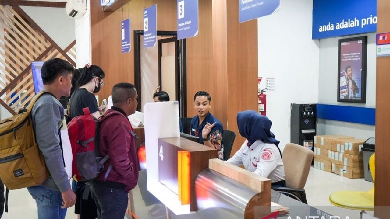 Banjir di Daop 4 Semarang mengakibatkan delapan kereta api di Daop 8 Surabaya mengalami keterlambatan hingga lebih dari 100 menit, dengan PT KAI memberikan kompensasi dan opsi pengembalian dana tiket.