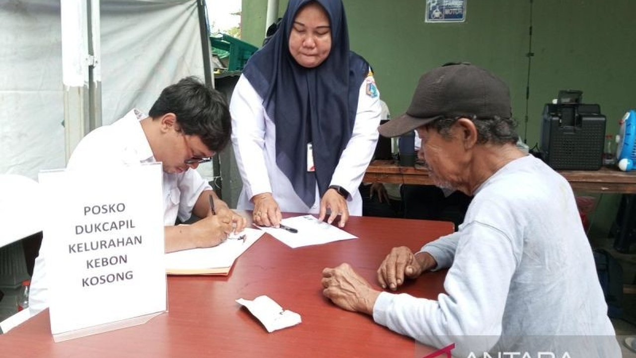 Pemerintah Kota Jakarta Pusat membuka layanan administrasi kependudukan hingga Jumat untuk korban kebakaran di Kemayoran yang telah mengungsi, membantu warga mendapatkan kembali dokumen penting.