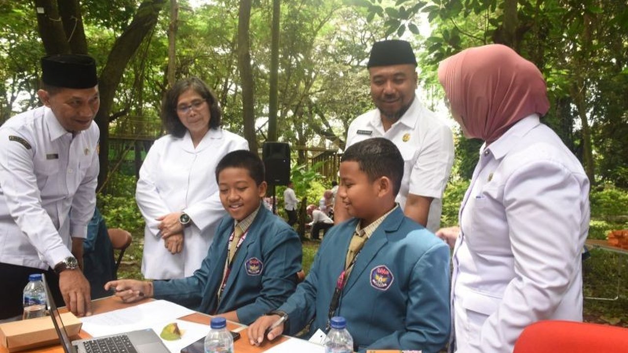 Pemerintah Kota Kediri meluncurkan Pojok Baca Digital di Hutan Joyoboyo dan Taman Sekartaji untuk meningkatkan minat baca dan kualitas SDM, memanfaatkan ruang terbuka hijau untuk aksesibilitas dan kenyamanan.