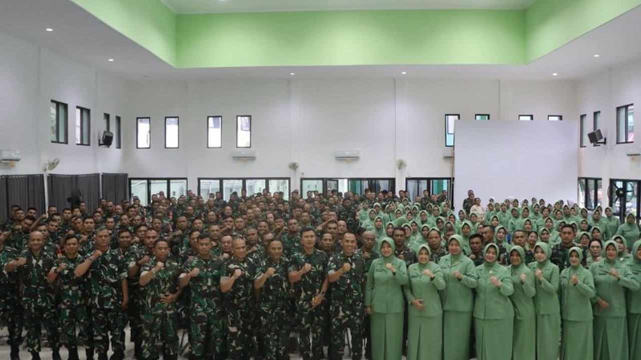 Brigjen TNI Riyanto, Danrem 051/Wkt, baru-baru ini melaksanakan kunjungan kerja ke Kodim 0509 Kabupaten Bekasi untuk berpamitan kepada seluruh prajurit dan PNS, sekaligus menekankan pentingnya profesionalisme dan sinergitas dengan masyarakat.