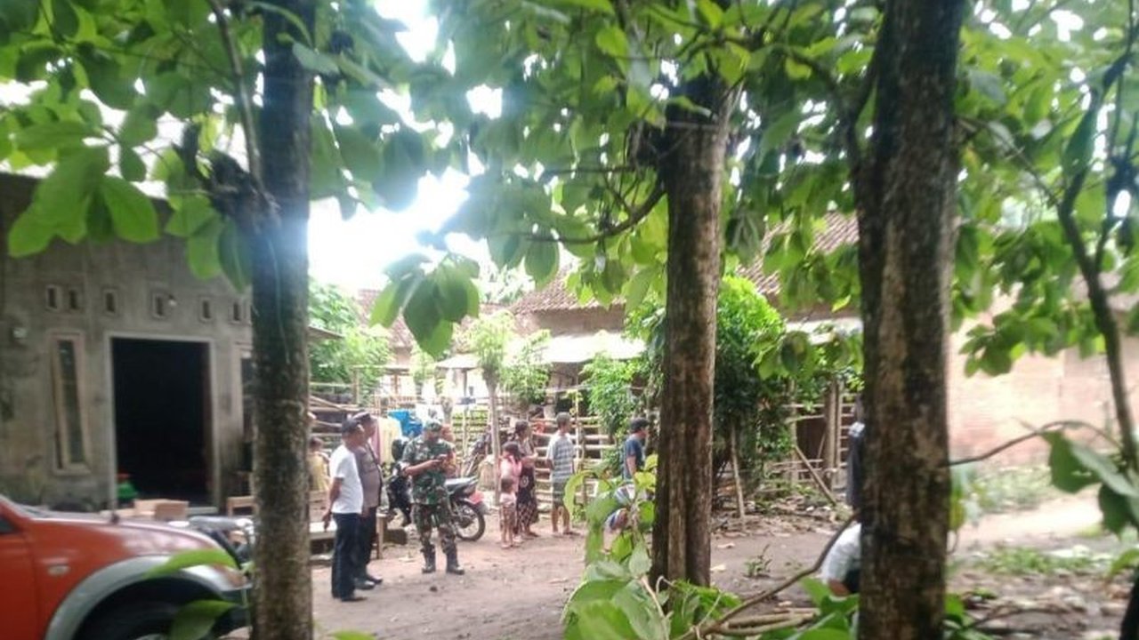 Hujan deras di Blitar mengakibatkan pohon jati tumbang dan menimpa rumah warga di Desa Gaprang, menyebabkan kerusakan dapur dan kerugian sekitar Rp5 juta, beruntung tidak ada korban jiwa.