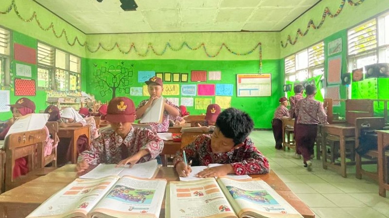 SDN Inpres Cikeusal di Serang, Banten, terdampak pembangunan Tol Serang-Panimbang sejak 2019 dan hingga kini masih menunggu relokasi gedung sekolah yang baru, meskipun masterplan sudah tersedia sejak 2023.