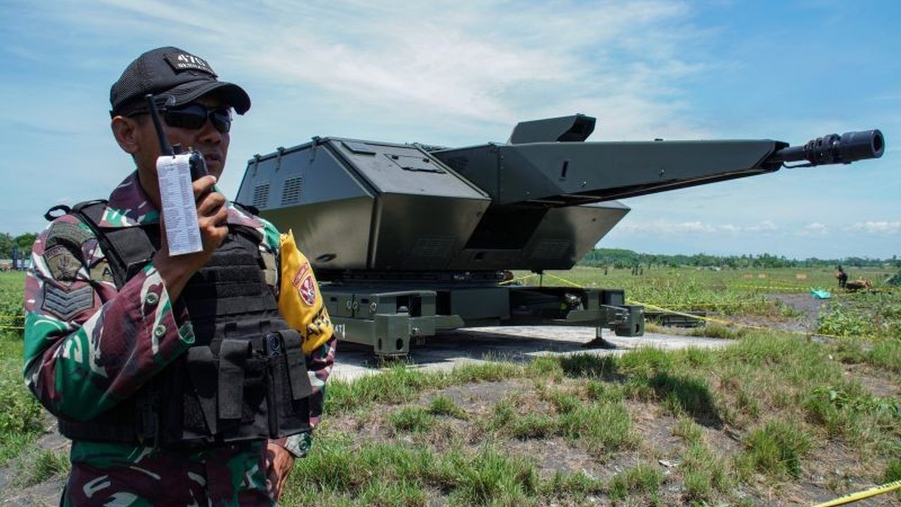 Pakar keamanan Ian Montratama mengusulkan agar kenaikan anggaran pertahanan Indonesia diprioritaskan untuk modernisasi alutsista, bukan hanya peningkatan jumlah personel TNI, karena perang modern membutuhkan teknologi canggih.