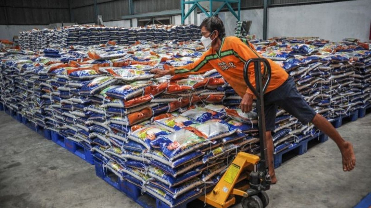 Menko Pangan Zulkifli Hasan memastikan stok pangan untuk Imlek hingga Lebaran 2025 aman, meskipun beberapa harga kebutuhan pokok di beberapa daerah perlu dievaluasi lebih lanjut.