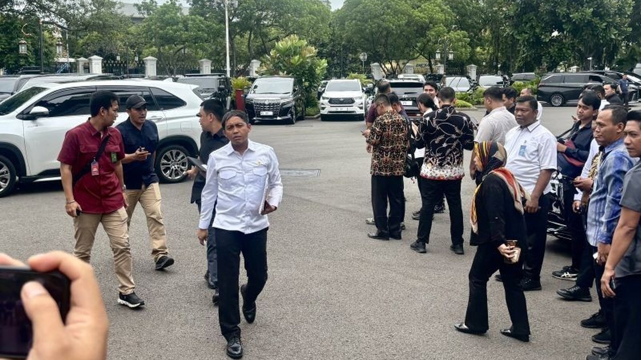 Menteri dan Wakil Menteri Kabinet Merah Putih menghadiri sidang kabinet perdana di Istana Kepresidenan, Jakarta, pada Rabu siang, membahas arahan Presiden Prabowo untuk 100 hari kerja pertama.