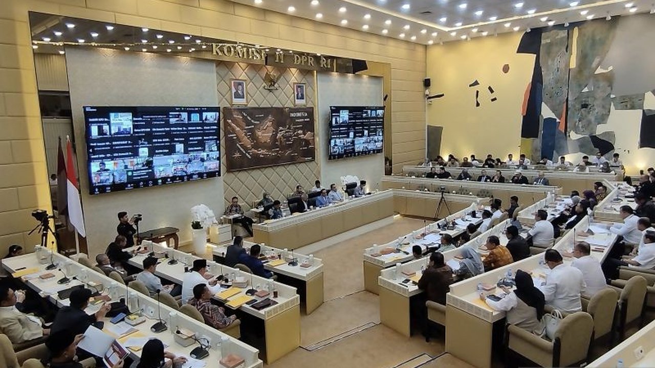 DPR menyetujui pelantikan serentak kepala daerah terpilih tanpa sengketa Pilkada 2024 oleh Presiden pada 6 Februari 2025 di Jakarta, kecuali Aceh dan DIY.