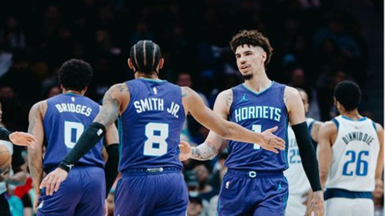 Dallas Mavericks menelan kekalahan keempat dari lima laga terakhir mereka melawan Charlotte Hornets (105-110), tanpa kehadiran Luka Doncic yang masih cedera betis.