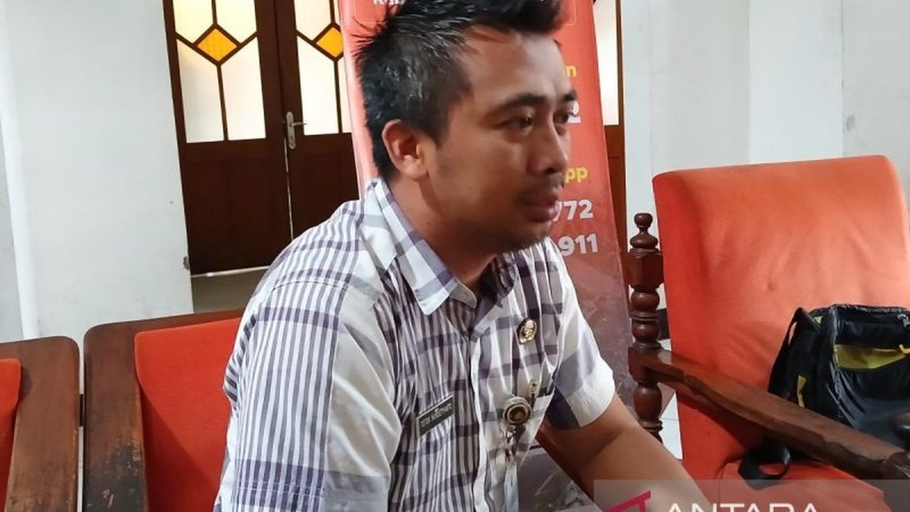 BPBD Temanggung memperingatkan 14 kecamatan rawan longsor dan banjir seiring prediksi peningkatan curah hujan hingga 40 persen di Februari 2025 mendatang, meminta warga waspada dan siap siaga.