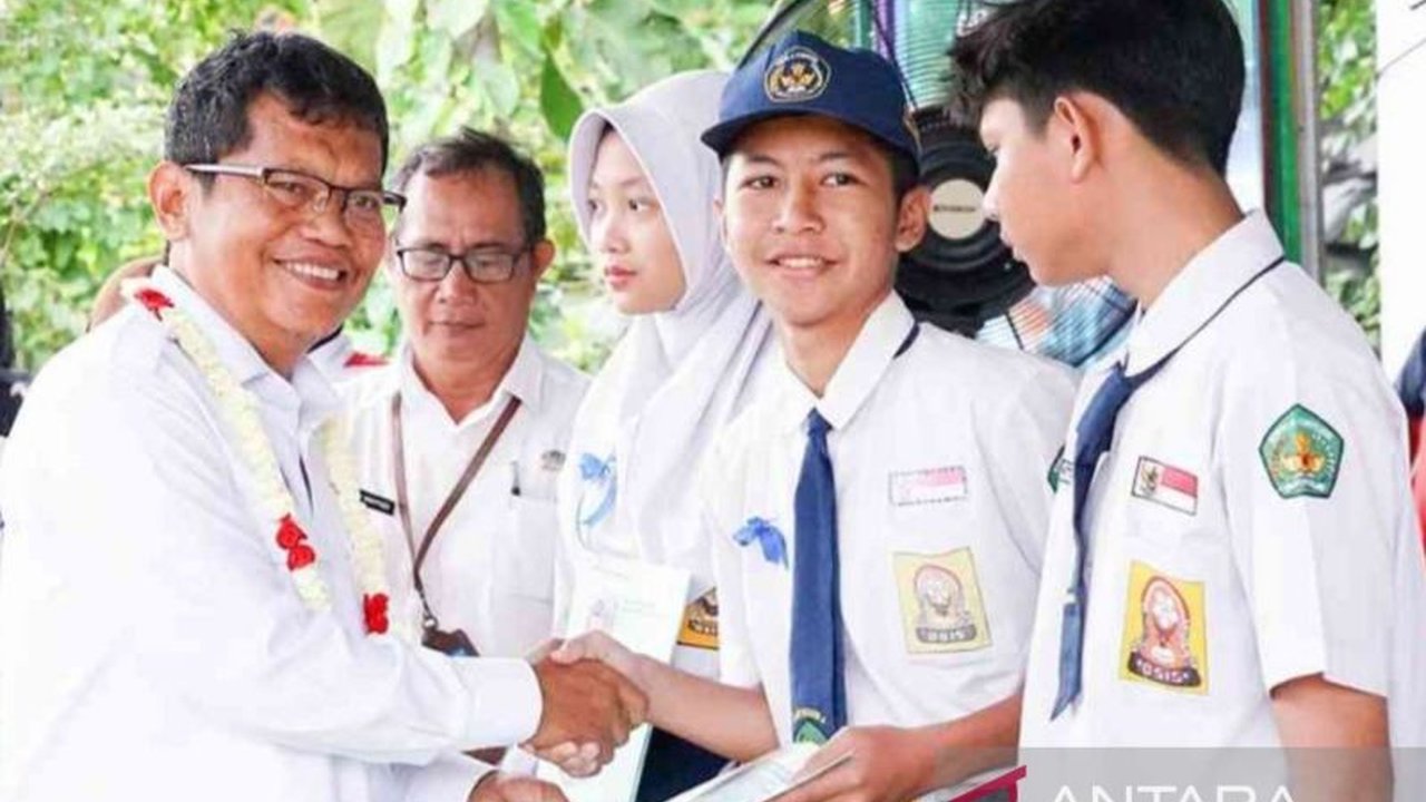 Pemerintah Kabupaten Bekasi memanfaatkan program Botram Sekolah untuk memberikan edukasi dan penyuluhan kepada pelajar agar terhindar dari perilaku negatif seperti narkoba dan tawuran, serta mendorong kegiatan positif.