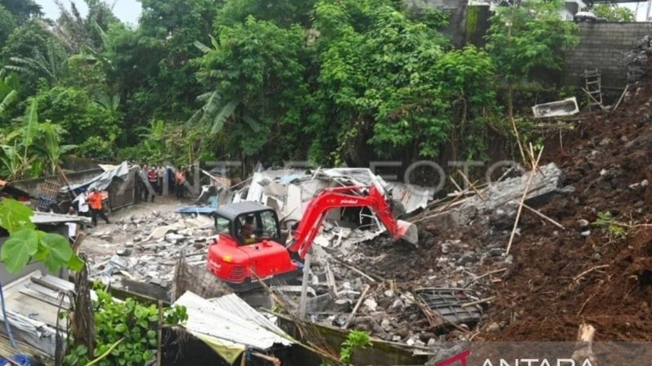 Hujan intensitas tinggi mengakibatkan tanah longsor di Desa Ubung Kaja, Denpasar, Bali, menewaskan lima orang dan Badan Geologi memberikan rekomendasi untuk mencegah kejadian serupa.