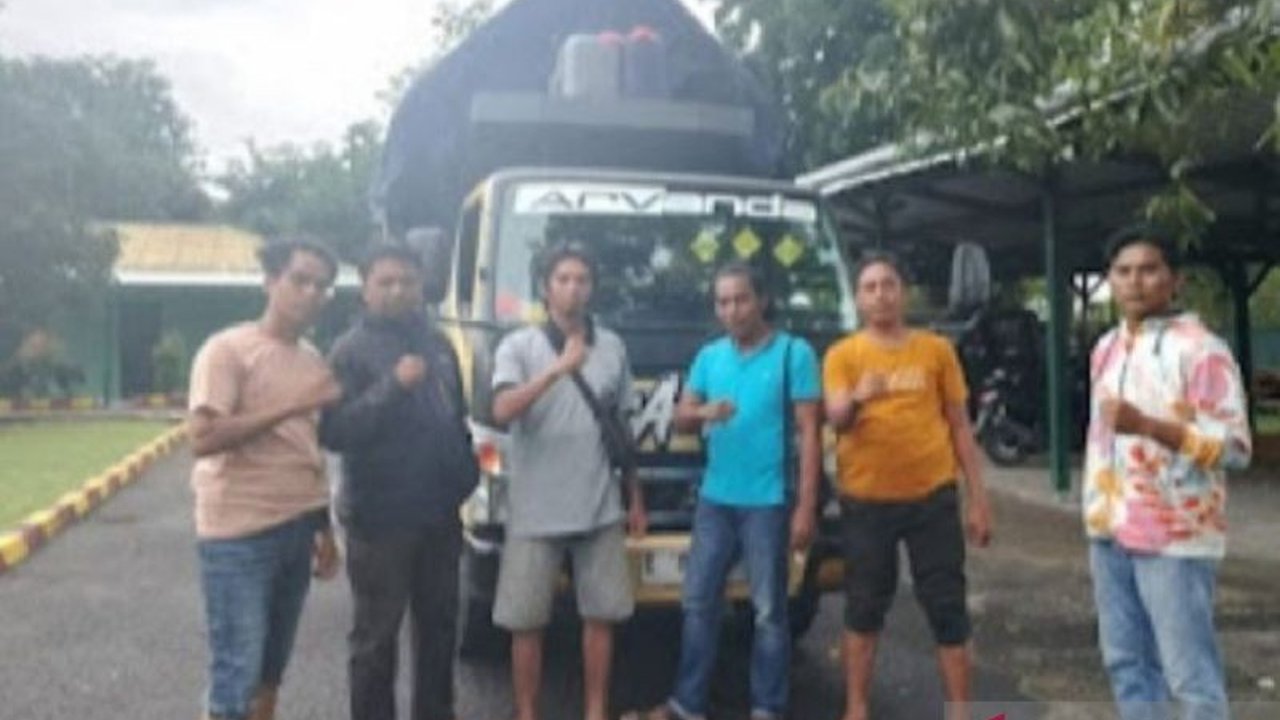 Kodim 1614/Dompu berhasil menyita 6.100 botol arak senilai Rp213,5 juta yang diangkut dua truk dari luar Dompu, Nusa Tenggara Barat, pada Rabu, 22 Januari 2024.