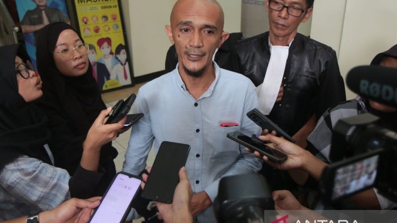 Kuasa hukum terdakwa korupsi proyek shelter tsunami Lombok Utara mempertanyakan penanganan kasus serupa di Polda NTB, karena belum ada kejelasan status perkara sebelum KPK mengambil alih.