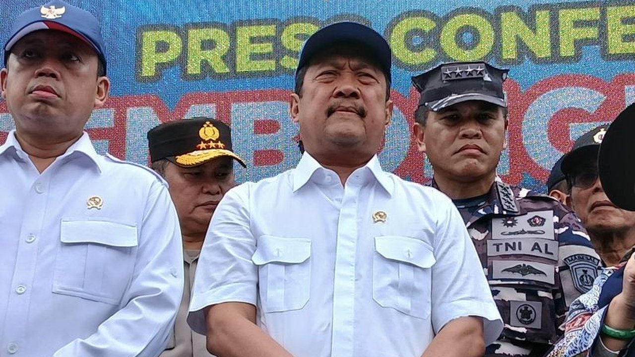 Kementerian Kelautan dan Perikanan (KKP) menegaskan penyelidikan kasus pemasangan pagar laut sepanjang 30,16 kilometer di perairan Tangerang terus berlanjut, dengan dua nelayan telah diperiksa dan sanksi tegas menanti pelaku.