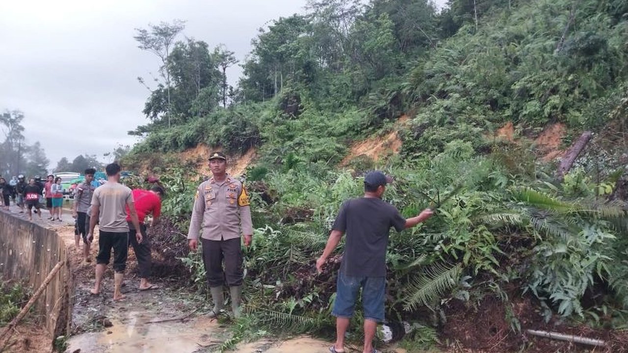 Longsor akibat hujan ekstrem di Sambas, Kalimantan Barat, menutup akses jalan nasional ke PLBN Aruk dan menyebabkan banjir di beberapa kecamatan, mengakibatkan ribuan KK terdampak.