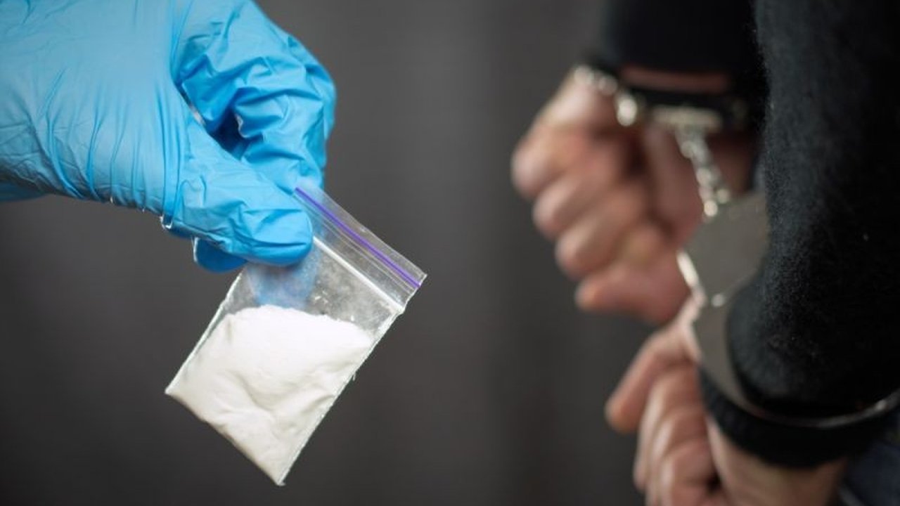 Presiden Prabowo Subianto, untuk pertama kalinya, menjadikan pemberantasan narkoba sebagai prioritas utama pemerintahannya dalam program Asta Cita, sebuah langkah signifikan mengingat tingginya angka penyalahgunaan narkoba di Indonesia.