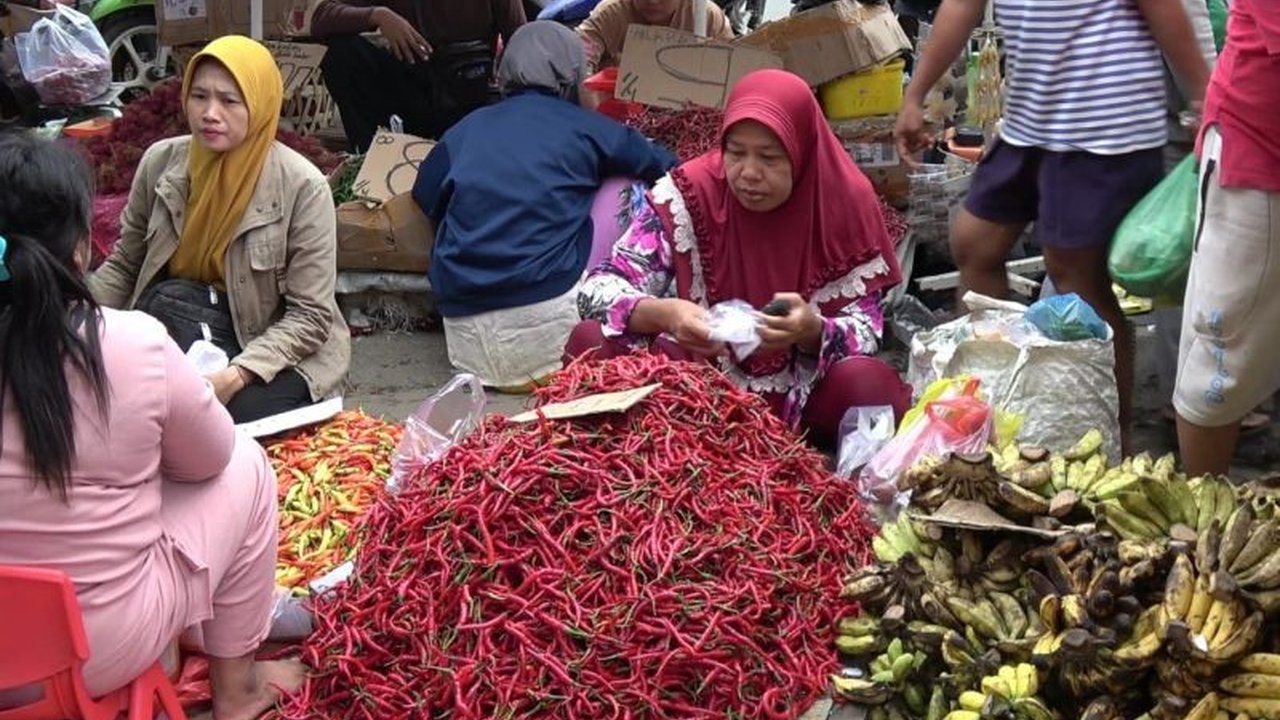 Jelang Ramadhan dan Lebaran 2025, Menteri Perdagangan Budi Santoso memastikan harga sejumlah komoditas pangan utama tetap stabil berkat pengawasan ketat dan impor terencana, menjaga daya beli masyarakat.