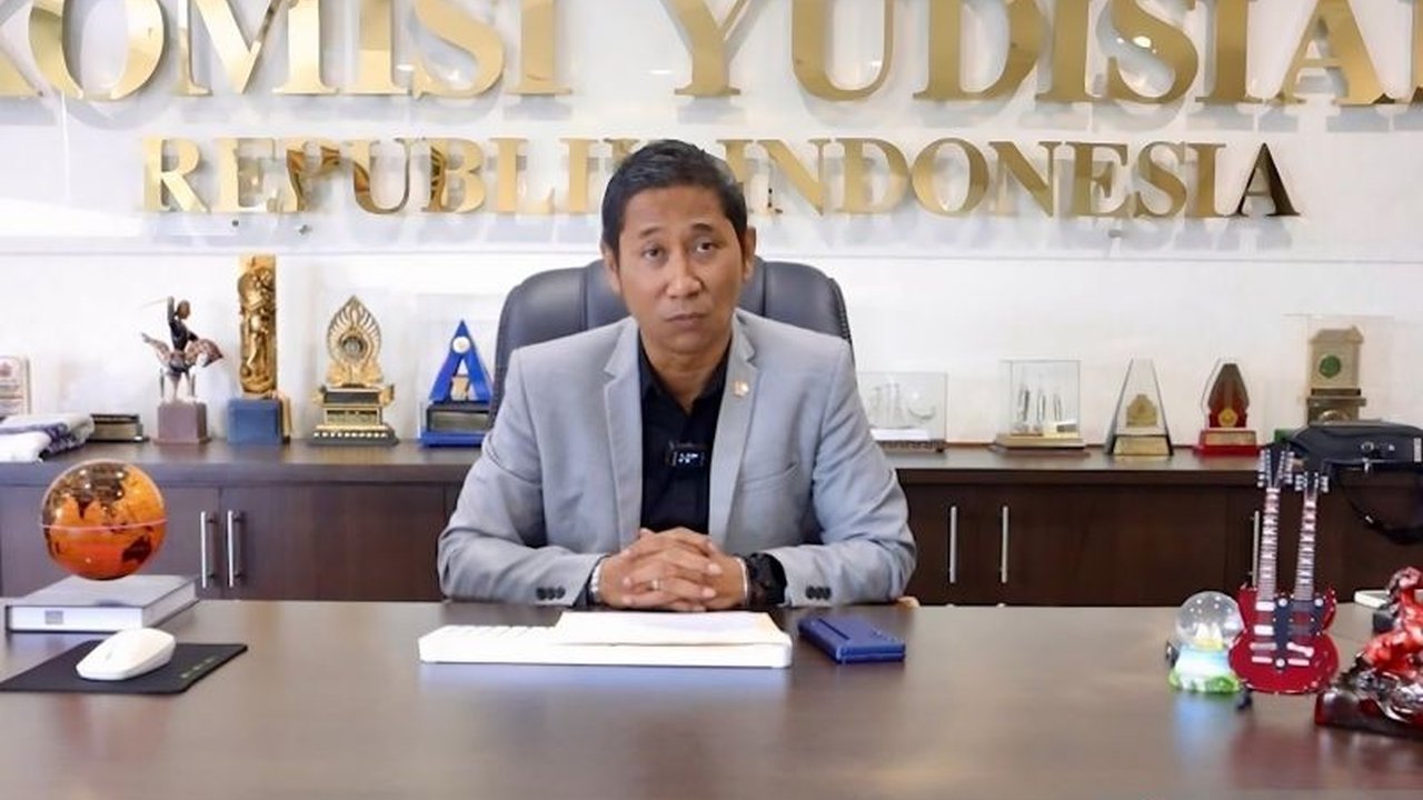 Komisi Yudisial (KY) akan menyelidiki putusan bebas Pengadilan Tinggi Pontianak terhadap warga negara China, Yu Hao, yang terdakwa kasus penambangan ilegal dengan kerugian negara Rp1,02 triliun.