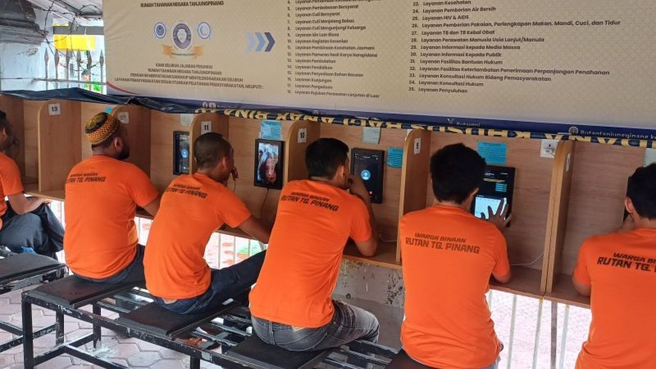 Rutan Tanjungpinang meluncurkan layanan video call berbayar bagi warga binaan untuk berkomunikasi dengan keluarga, sebagai upaya mencegah penyelundupan barang terlarang dan pungli sekaligus memenuhi hak komunikasi warga binaan.