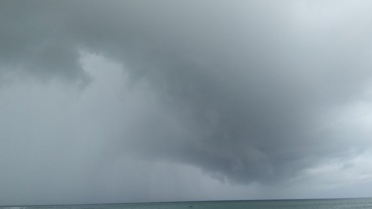 Badan Meteorologi, Klimatologi, dan Geofisika (BMKG) memprediksi cuaca hujan di Bali hingga 24 Januari 2025 akibat pengaruh gelombang Rossby ekuator dan siklon tropis Sean, disertai potensi angin kencang dan petir; masyarakat diimbau waspada potensi benca