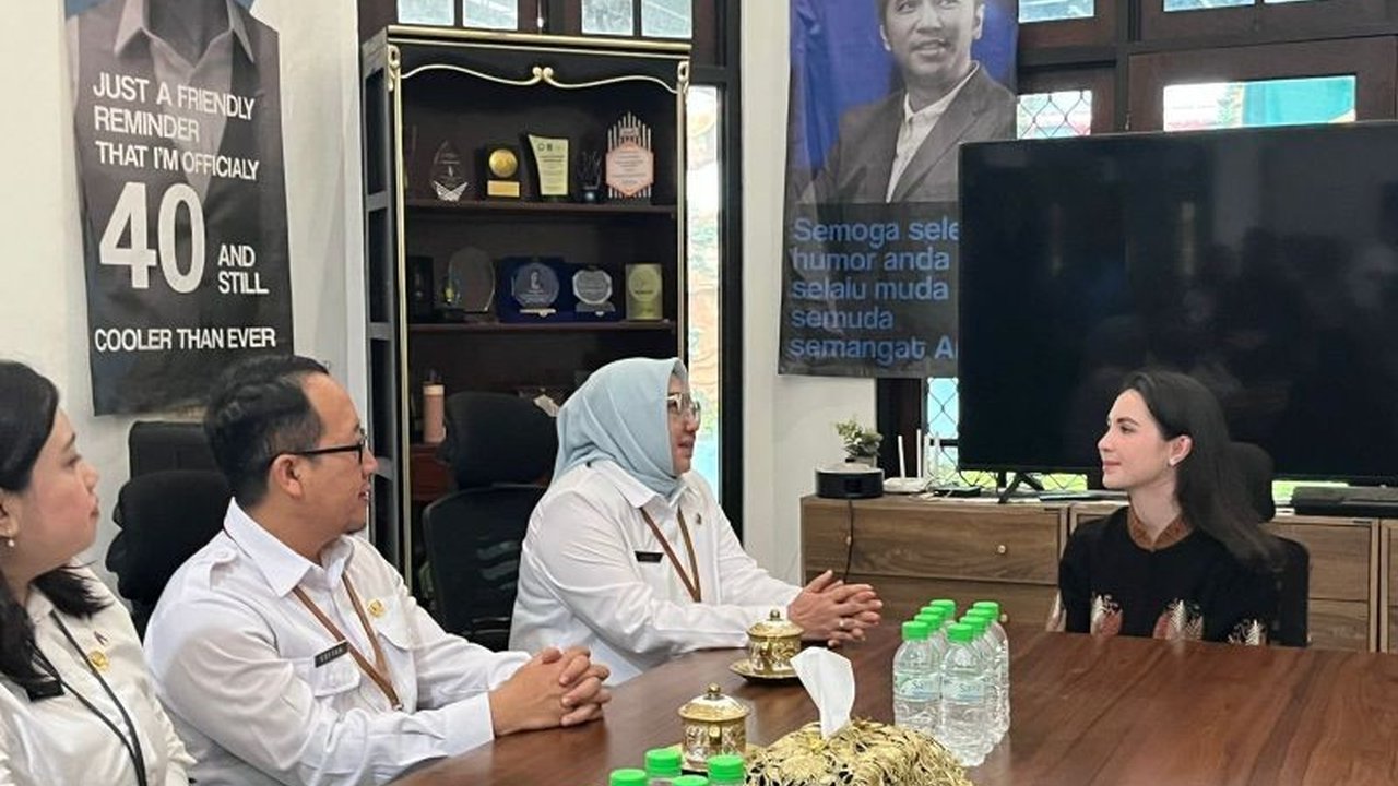 Kepala BKKBN Jatim berdiskusi dengan Arumi Bachsin tentang pentingnya pola asuh berkualitas untuk anak di era digital, khususnya peran orang tua dan dampak media sosial.