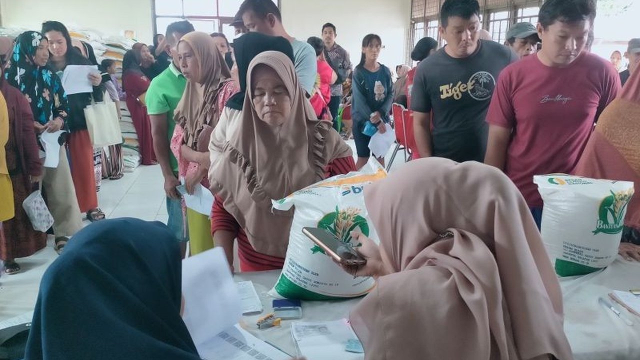 Bulog Singkawang, Kalimantan Barat, siap menyerap gabah dan beras petani dengan harga pembelian pemerintah (HPP) baru yang lebih tinggi untuk mendukung swasembada pangan.