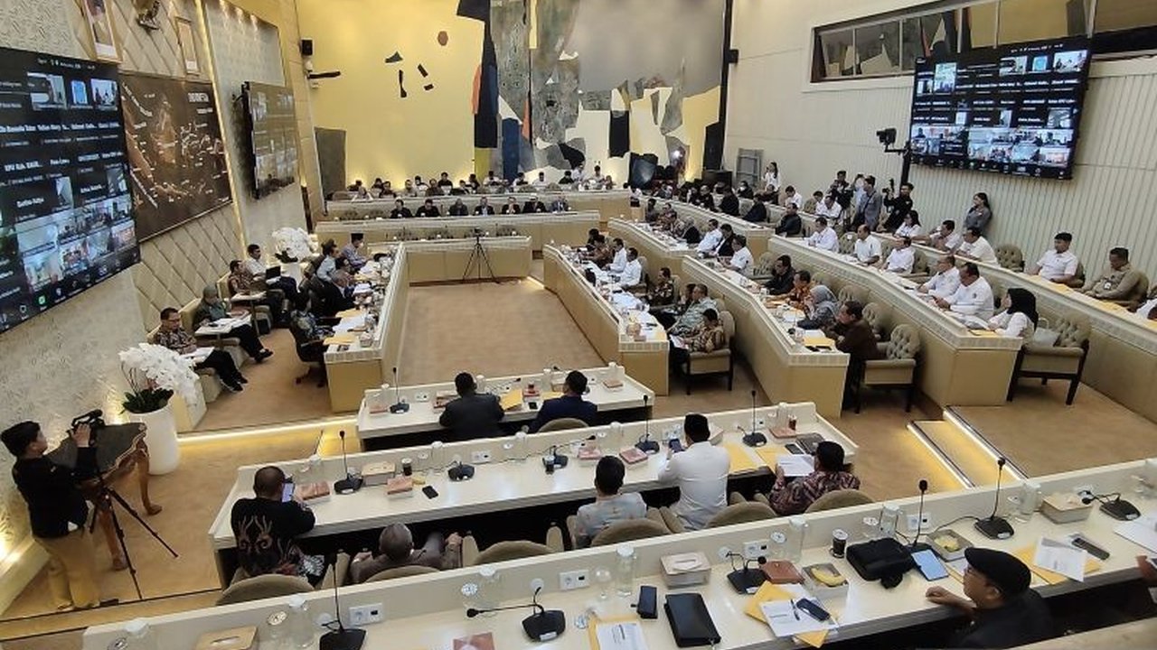 Mendagri Tito Karnavian menawarkan tiga opsi jadwal pelantikan kepala daerah hasil Pilkada 2024 ke DPR, mempertimbangkan sengketa Pilkada di MK dan UU Pilkada.