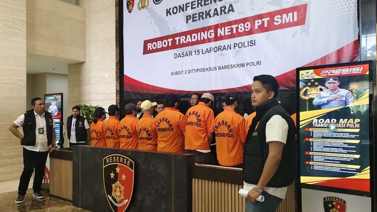 Kepolisian terus mengejar tiga tersangka kasus robot trading Net89 yang masih buron dan telah masuk daftar pencarian orang (DPO), termasuk kerja sama dengan Interpol.